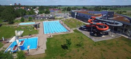 Välkommen till Kumla stadspark! Djupadalsbadet bad och camping Hej! Kom och träffa mig, Kumlahumlan Två stora vattenrutschkanor!