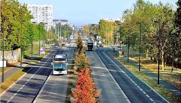 Figur 11: Princip med mittförlagda busskörfält och dubbelriktad gång- och cykelbana längs ena sidan av vägen.