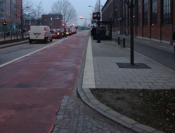 och enkelriktade cykelbanor på båda sidor om vägen. Fördelen med sidoförlagda busskörfält är att det ofta är enkelt att implementera i redan befintliga stadsmiljöer samt att tillgängligheten blir hög.