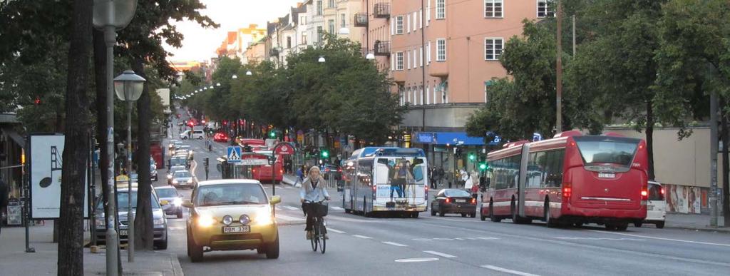 Figur 16: Signalreglerad fyrvägskorsning med bussprioritering i tillfarterna på en av gatorna. Gaturummets totala bredd med enkelriktade gång- och cykelbanor på båda sidor av vägen är 19,5 meter.