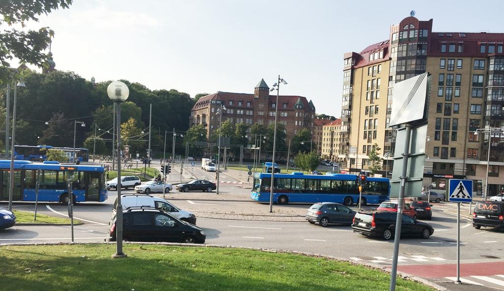 Bild 12: Cirkulationsplatsutformning med prioritet för busstrafik som ska rakt fram.