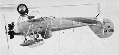 5 Bilden visar det flygplan som användes vid den första blindflygningen. Reservföraren skymtar under övre vingen. Piloten sitter under den runda huven. Diverse antenner skymtar.