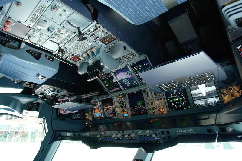 6 En viss skillnad mot dagens typ av instrumentbräder i flygplan. Bild är på Airbus380 där laptop dator är standard.