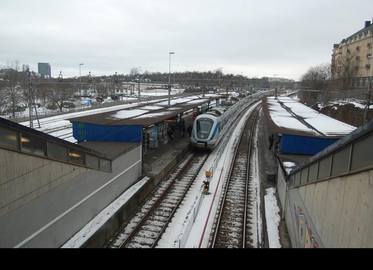 Sammanfattning I samband med en räddningsinsats på Karlbergs järnvägsstation, där en person blivit påkörd av ett tåg, inträffade ett olyckstillbud när personal från Storstockholms brandförsvar (SSBF)