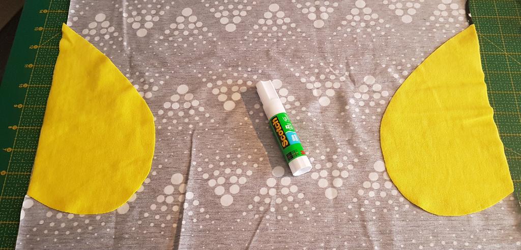 Till luvan behöver man 2 delar till foder och 2 delar till utsidan.