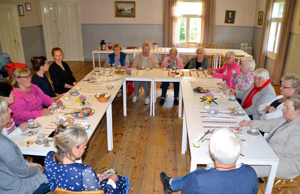 Dragsfjärd-Söderlångvik Mamsellerna Marthaförening r.f. Mamsellerna började våren med att fira sitt 20-årsjubileum med middag i Labbnäs bastubyggnad.