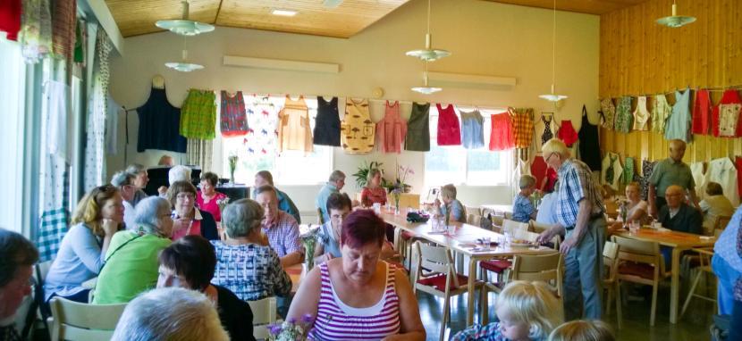 Iniö Marthaförening r.f. På de stupades dag i maj bjöd Iniömarthorna på kaffe och bulle efter gudstjänsten i kyrkan. Sommarbuffén på marthornas matdag i juli besöktes av ca 100 matgäster.