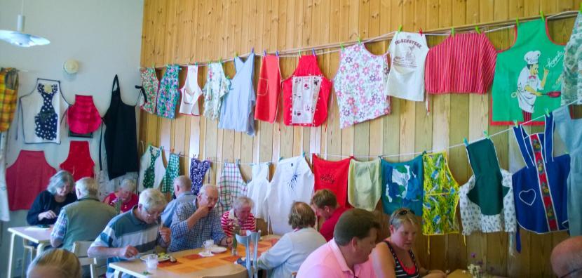 n för serveringen på skolans julfest i december. T.v. bilder från sommarens matdag och utställning av förkläden. T.h. julbordsservering. Kimito Marthaförening r.f. Kimito MF har deltagit i