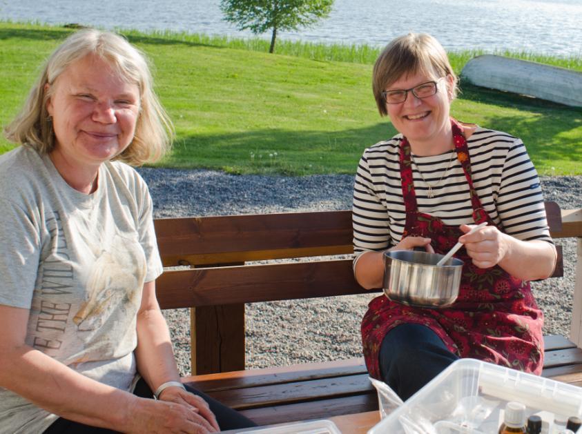 Örtapotekskurs 30.5 20 marthor samlades i bastubyggnaden på Labbnäs semesterhem den 30 maj kl.