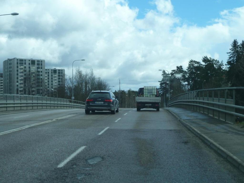 13 (21) 3.4 Delsträcka vid Roslags-Näsby station (4) På sträckan vid Roslags Näsby station föreslås mittförlagd spårväg på bron över järnvägen.