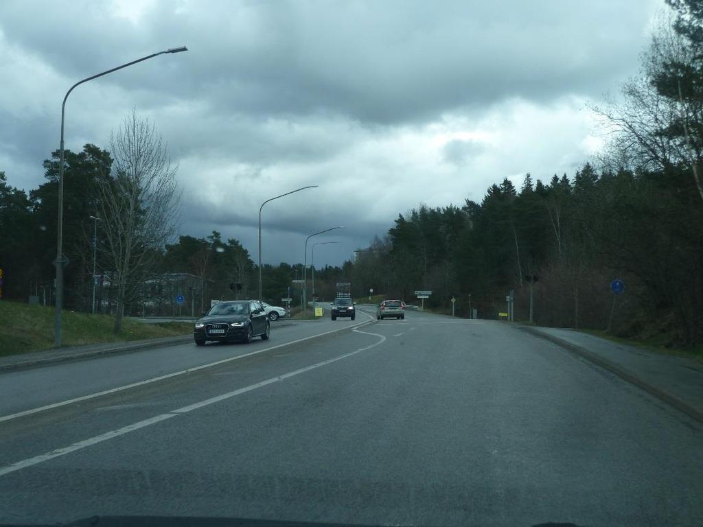 16 (21) 3.7 Delsträcka Trafikplats Roslags-Näsby Koltrastvägen (7) På sträckan mellan Herkulesvägen och Koltrastvägen föreslås banan återigen bli mittförlagd med körbana på sidorna.