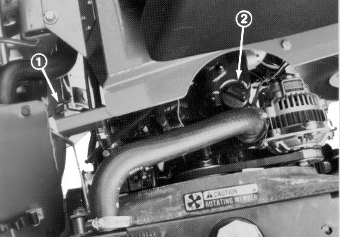 Fyll på en liten mängd SAE 30 eller 10W-30 högkvalitetsolja som är märkt med American Petroleum Institute API användningsklass CD och kontrollera oljenivån på nytt.