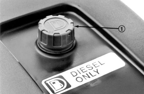 Före körning FARA Var försiktig vid lagring och hantering eftersom dieselolja är eldfarlig. Fyll inte tanken med motorn igång, varm eller när maskinen står i ett slutet utrymme.