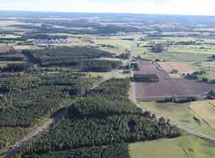 Skogsområdet vid Sigridslund Korridorens östligaste del sträcker sig genom ett terrängavsnitt med svagt markerade förhöjningar och mellan dessa belägna flygsandsområden.