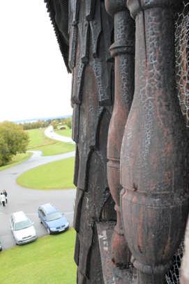 Balusterdockor Det sitter ett nät runt det öppna klockdäcket för att förhindra fåglar att flyga in i klockstapeln.