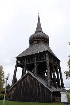 Historik och beskrivning Klockstapeln vid Frösö kyrka är byggd år 1754 av byggmästaren Pehr Olofsson i Dillne.