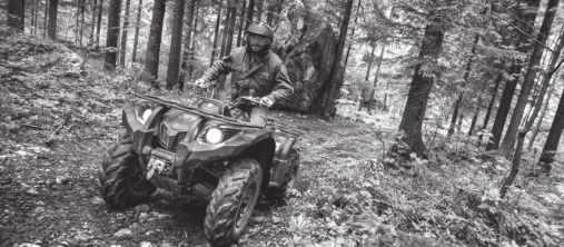 GRIZZLY 450 IRS Välj mellan terrängregistrerad eller EU-traktor Grön (PDG) Blå (DPBSN) Röd (RTR) Att välja maskin efter behov är väldigt viktigt. Grizzly 450 IRS 4x4 är mycket mångsidig och pålitlig.