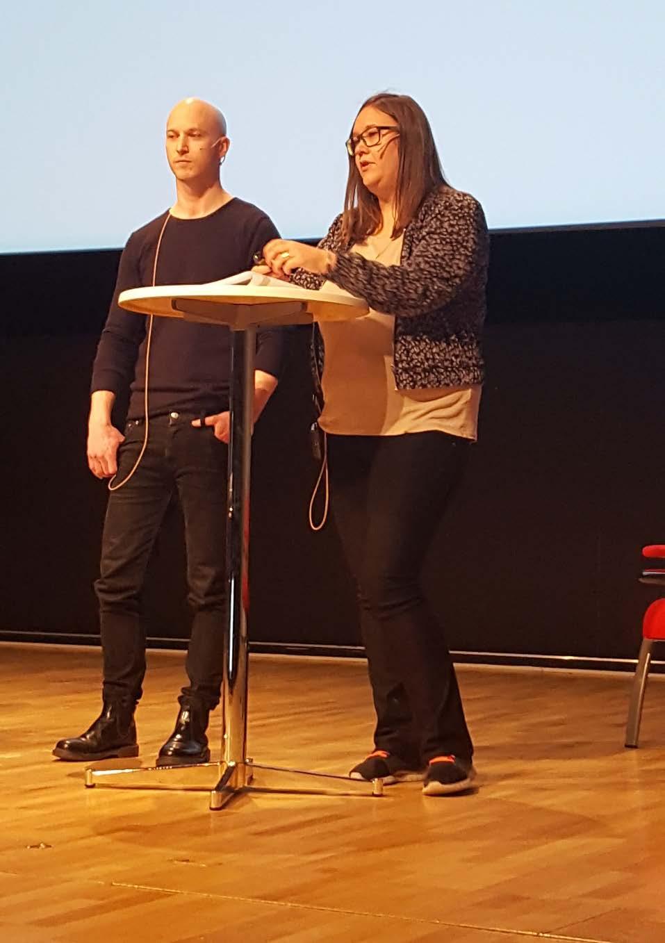 Effekter av nya lagar Moderator Harriet överräcker årets föreläsargåva, en ask med lokalproducerad choklad Isabella och Marcus