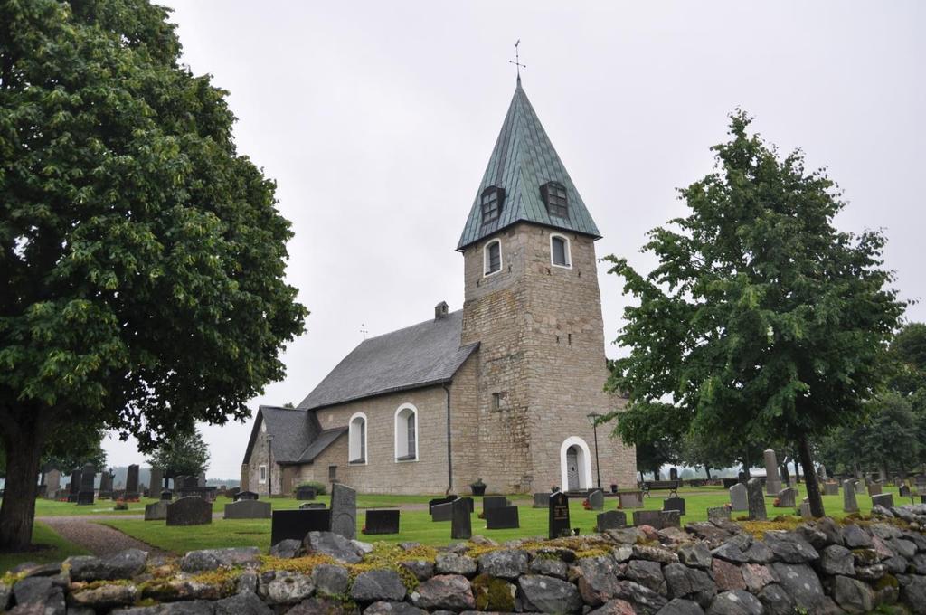 Edsbergs kyrka Daniel Eriksson 2013-07-04 Byggnadsbeskrivning och historik Edsbergs kyrka tros vara uppförd under 1100- eller tidigt 1200-tal med rektangulärt långhus, smalare kor i öster och