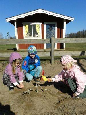 Söndagsskolan Välkommen du som är född 2011 eller tidigare. Vi träffas i källaren på söndagar under tiden som gudstjänsten pågår.