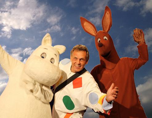 I år får vi fint främmande av Benny Törnroos och hela Muminfamiljen samt av Teater Tapir som bjuder på föreställningen Myrabell den sexbenta konstnären.