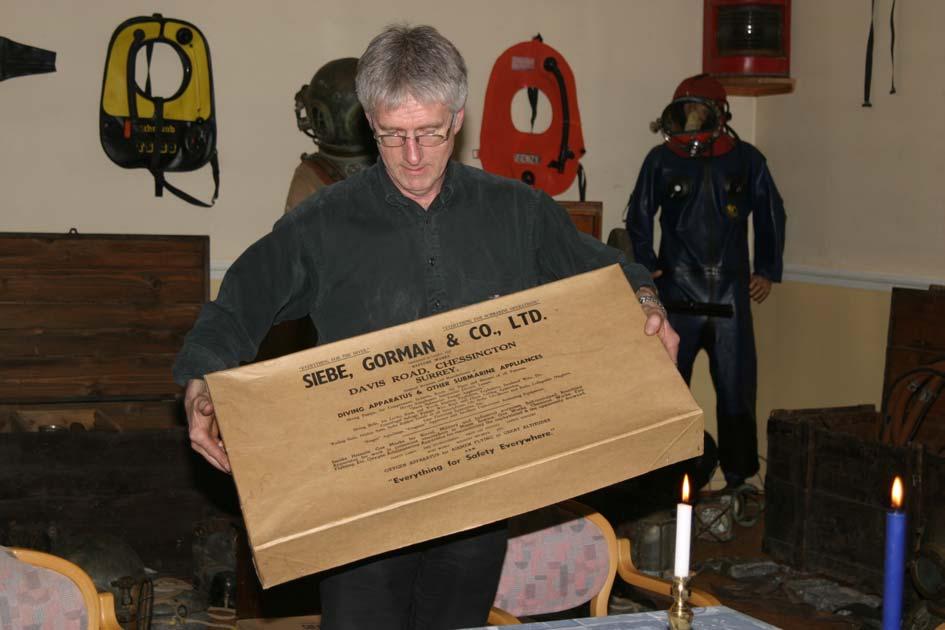 SIGNALLINAN NR 14 SVENSK DYKERIHISTORISK FÖRENING Juni 2005 Pris 40 kr Foto: Robert Graham Stein Paulsen, Larkollen, visar en av sina många originalkartonger från sin dykerihistoriska samling.