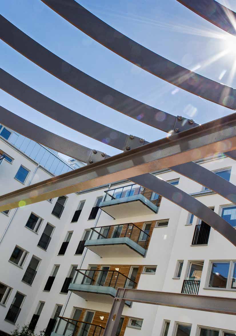ARBETA PÅ SMÅA karriär och personlig utveckling Vägen till drömjobbet kan se olika ut, det kan jag intyga. Jag började som målare, utbildade mig sen på Nackademin och blev produktionsledare på Småa.