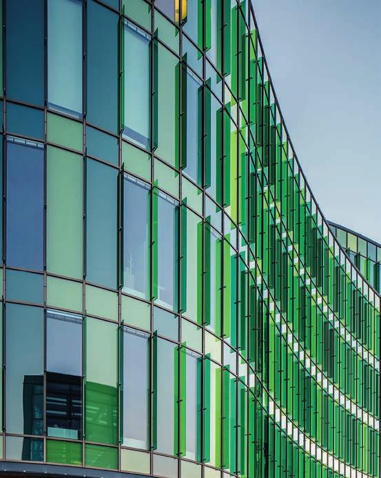Glasvasen i nio punkter BREEAM miljöklassning 3 500 kvm glas klär fasaden 750 st glasfenor ger fasaden extra djup 1 177 kvm gröna ytor på taket 42 st arter av örter och sedum bidrar till
