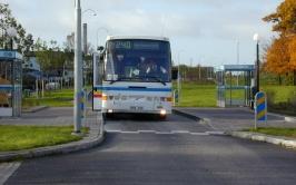 Timglashållplats Timglashållplatse är utformad med avsmaligar på båda sidor av väge. Då busse staar på hållplatse måste alltså fordo i båda riktigar staa.