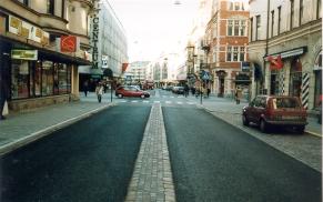 Ombyggade, smalare passagesträcka och mittremsa, gör att de gåede korsar gata på fler platser ä tidigare. Södra Förstadsgata söder om Möllevågsgata, före ombyggad.