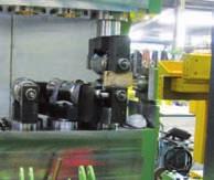 Exakt positionering korta stillestånd I denna maskin for kallformning av stålrör, används