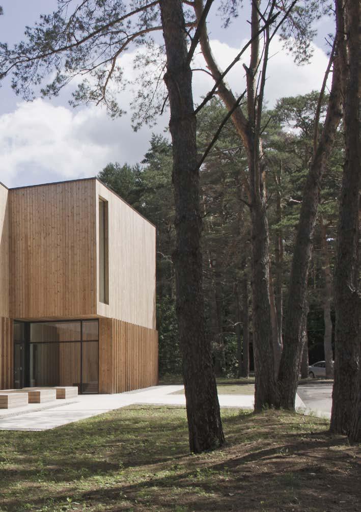 LUNAWOOD UTVÄNDIG PANEL Thermowood är ett utmärkt val för utvändiga paneler och fasader. Lunawoods produktsortiment innehåller även breda utvändiga paneler som tillverkats genom limlaminering.