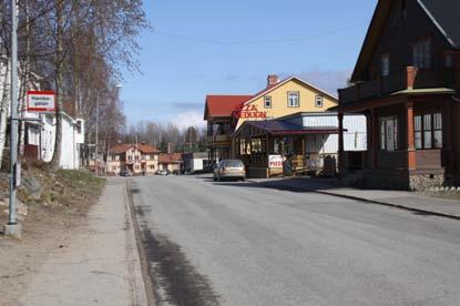Anställa en stadsarkitekt som ställer krav på hur centrala byggnader och butiker ser ut. Ställa krav på utseende på renoveringar, skyltningar mm.