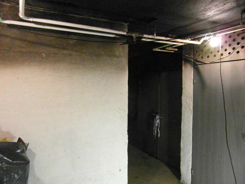2.3 Räddningstjänstens åtgärder Trapphus 24, som användes som angreppsväg, brandgasventilerades via röklucka med tilluft via entrédörrar. Branden i källaren lokaliserades och släcktes av rökdykare.