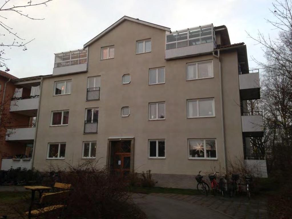 Larmadressen (trapphus 24) Entrédörrar mot källarplan och trapphus 24 I källarplan i den branddrabbade