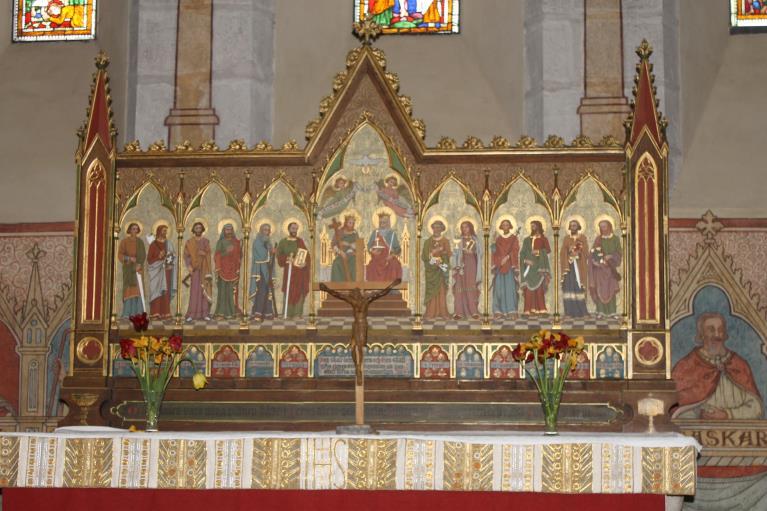 Altarbordet är medeltida och av slipad kalksten. På framsidans mitt finns en med tegel tillsluten relikgömma. Till höger ser vi två nischer i väggen.