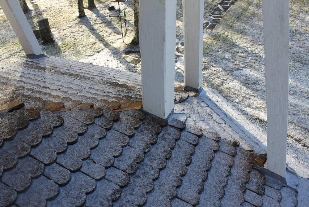 Intäckning kring stödbenens nedre delar har gjorts av blyplåt som bockats och vikts samt spikats fast Blyplåten kring