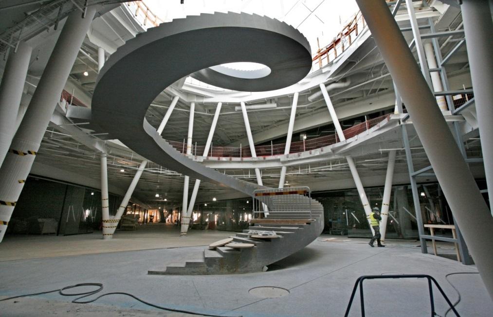 Spialtrappa Emporia Den gigantiska trappan mitt i det nya köpcentret i Malmö blev Stål & Rörmontages uppgift att tillverka.
