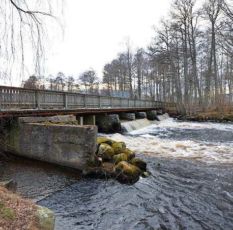 För ca 7000 år sedan bosatte sig de första människorna i Emåns dalgång. Vattnet var den naturliga transportleden i landskapet och en rik källa till liv.