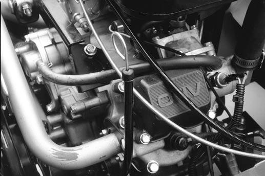Före användning KONTROLLERA MOTOROLJAN Motorn levereras med 3,6 l olja i vevhuset. Oljenivån skall emellertid kontrolleras innan och efter motorn startas för första gången.
