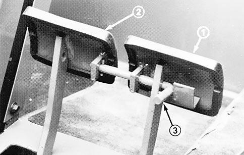 Reglage Styrbromsar (fig. 7 ) Vänstra och högra bromspedalerna är kopplade till vänstra och högra framhjulen.