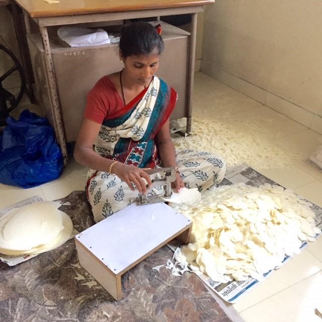 Nattvardsbröd från Indien Ett heligt arbete i Indien Brödet vid nattvardsfirandet i Rävåskyrkan kommer från Indien. Kvinnan på bilden är en av dem som bakar och stansar ut brödet.