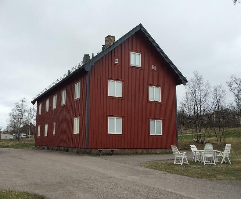 flerbostadshus Idioten samt ett flerbostadshus.