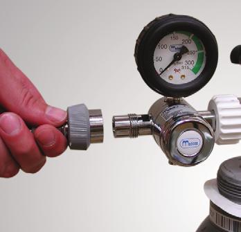 time of application Anslut gasslangen, som 22 Attach gas supply hose, sitter påat ns baksida, located back of, en källaofmedical CO2 grade to source