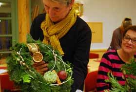 Margit Laasonen och Ann-Marie Samuelsson njuter av kaffe och krans (!). Carolina Erlandsson inspirerar Inga Yngvesson och Ann-Sofie Hedin.