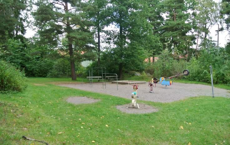 . Naturpark vid Konvaljestigen Karaktär och storlek: Naturpark,.45 ha. Innehåll: Norr om Konvaljestigen finns en naturpark som kan delas in i tre delar.