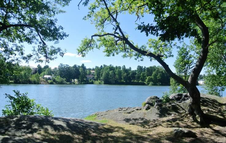 3. Strandängen Historik Strandängen är belägen nedanför Långsjö gård. Till gården hörde en gång ett badhus. Badhuset har rivits, men stentrapporna som ledde ner till huset finns kvar.