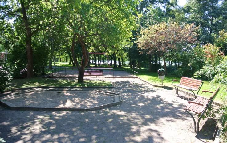 9. Långsjö torg Karaktär och storlek: Parktorg,.2 ha. Innehåll: Långsjö torg är beläget intill Strandängen, där Långsjövägen möter Långbrodalsvägen.