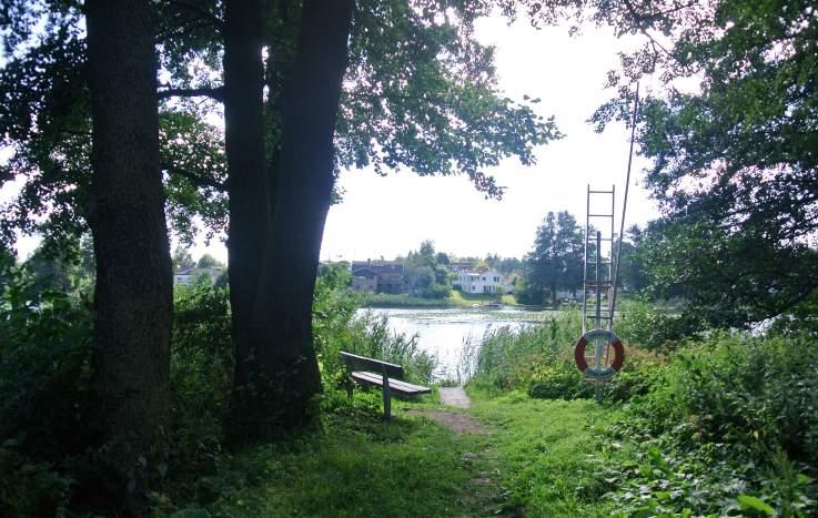 Värden Upplevelse: Picknick, grön oas, ro, vattenkontakt, evenemang, utsikt, uteservering och bollspel. Ekologiska: Äldre kulturväxter, äldre fruktträd, värdfull ekmiljö och fin vårflora.