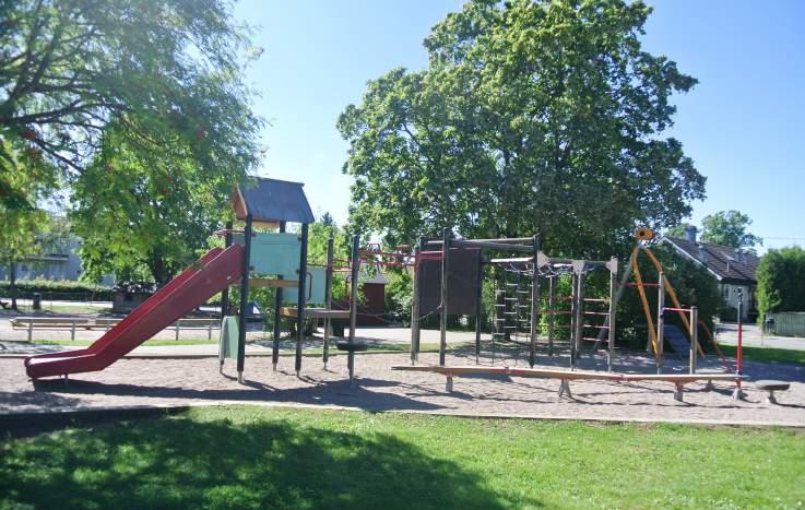 Trygghet: Parken västra del har en öppen karaktär och en god kontakt med omgivningen. Hög och tät vegetation skapar vissa dolda och mörka partier i naturmarken.